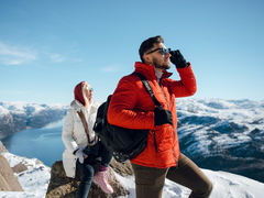 景色を満喫するカップル