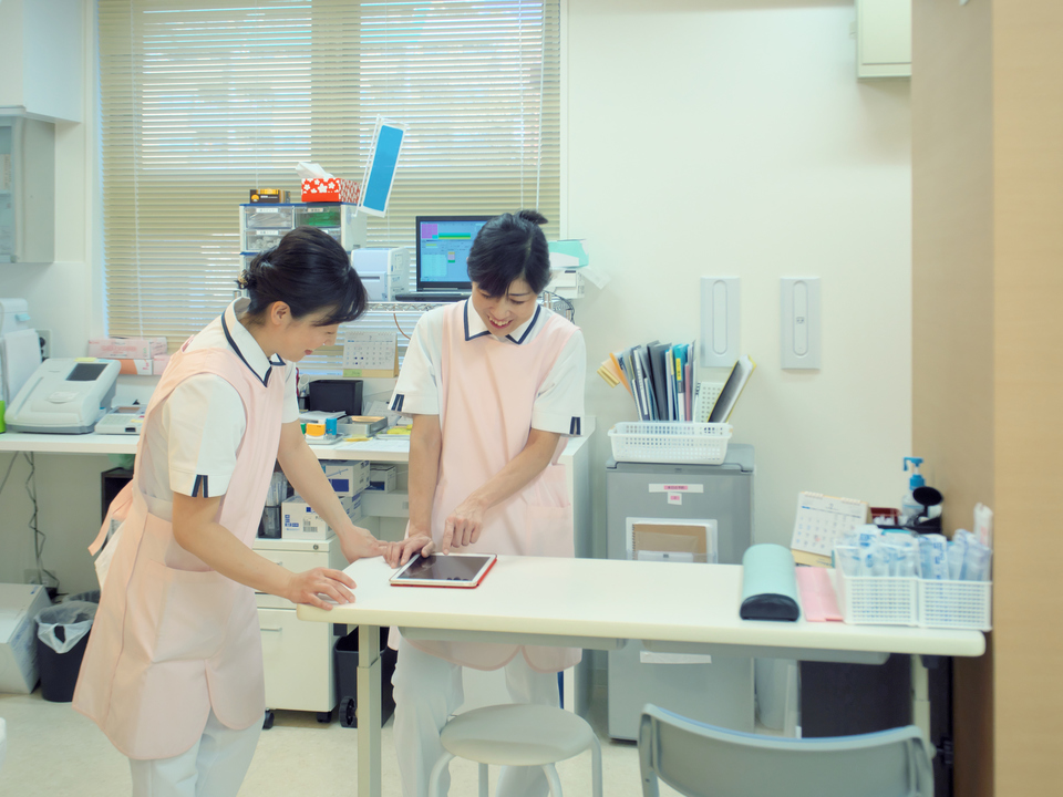 作業中の看護師