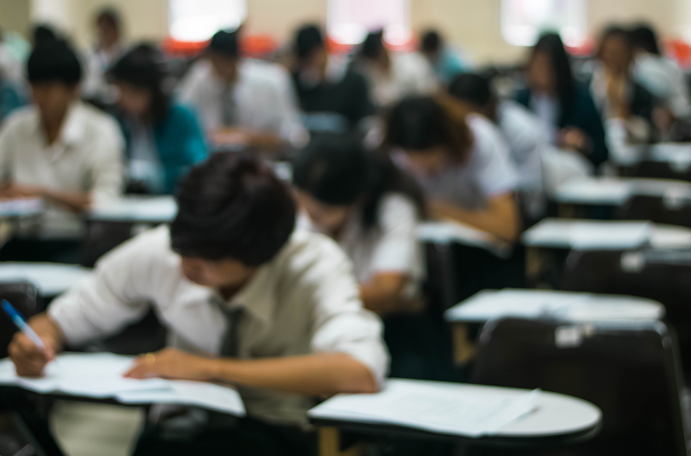 入試を受ける学生たち