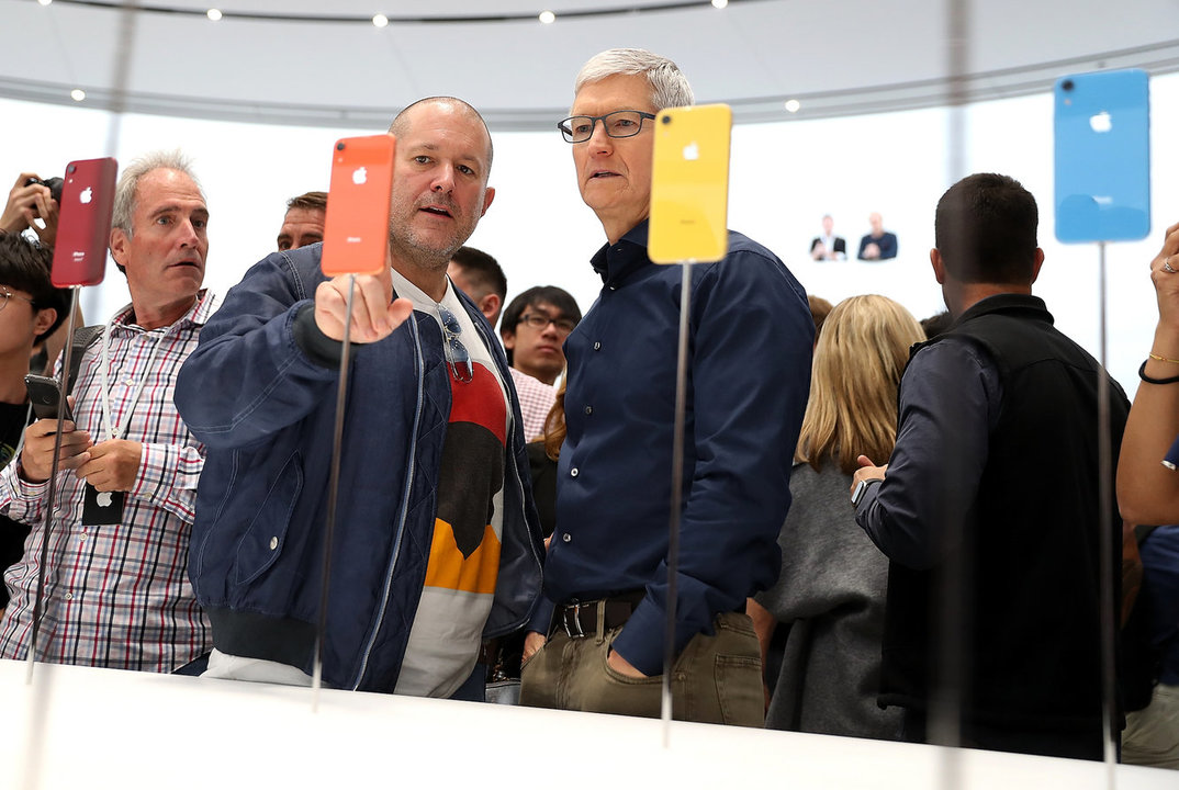 アップルストアに並べられたiPhone XRを見るティム・クックとジョナサン・アイブ