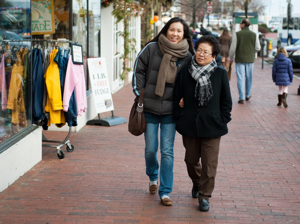 買い物をする親子