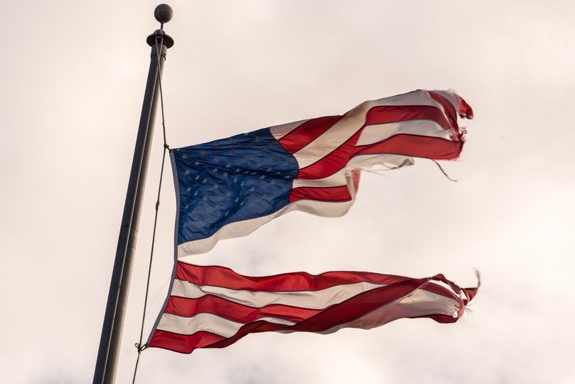 分断されたアメリカ国旗