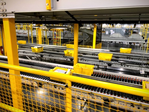 走り回る人はいなかった アマゾン巨大倉庫の内側 business insider japan