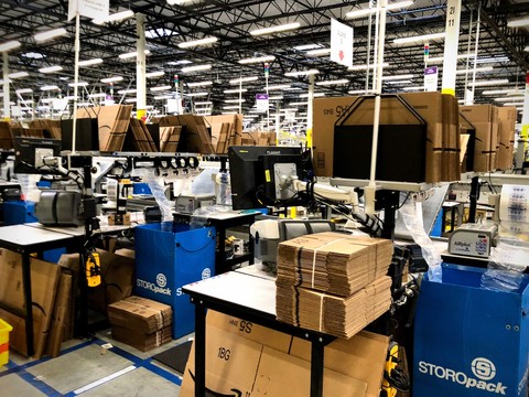 走り回る人はいなかった アマゾン巨大倉庫の内側 business insider japan