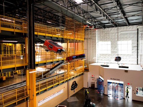 走り回る人はいなかった アマゾン巨大倉庫の内側 business insider japan