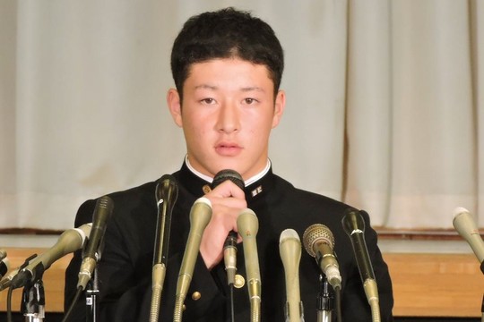 プロ野球志望届を出し会見する吉田輝星投手=10月10日、秋田市の秋田県立金足農業高校