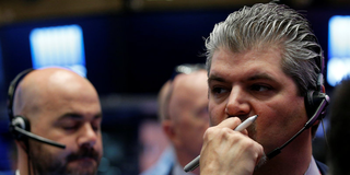 深刻そうな表情の男性