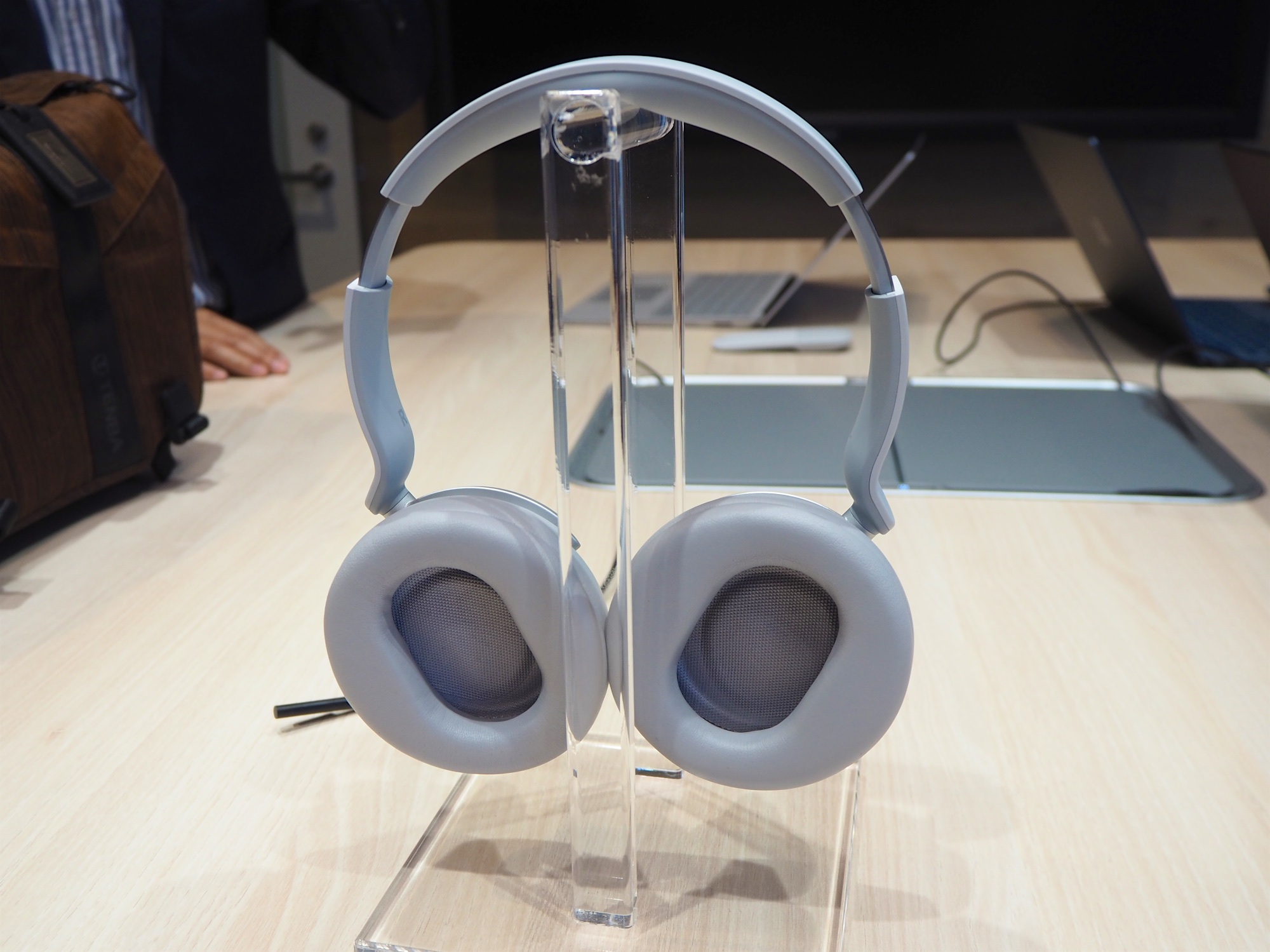 実機レポート】マイクロソフトが突然発表したSurfaceヘッドフォンを