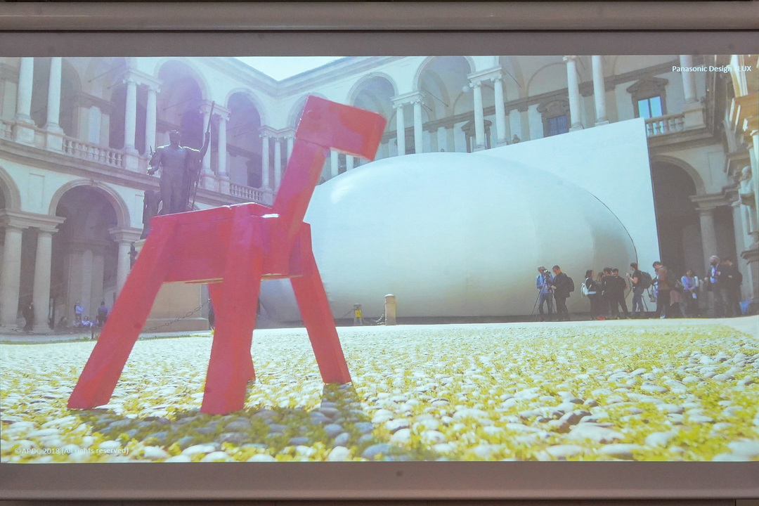 「ミラノサローネ 2018」での「Air Inventions」。手前の赤い木馬はベストテクノロジー賞のトロフィー。