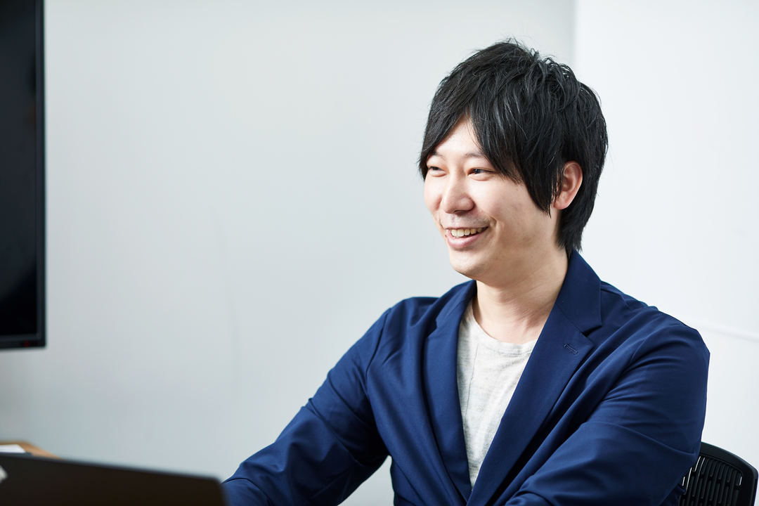 インタビュー中の勝田さん