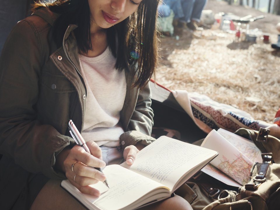 書き物をする女性