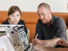 仕事をする男女