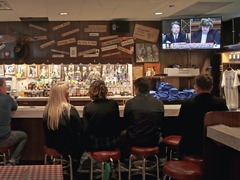 バーでテレビを見る親子