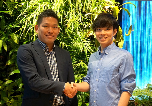 終活ねっと 社長の岩崎翔太氏(右)と、DMM.com 執行役員の緒方悠氏。