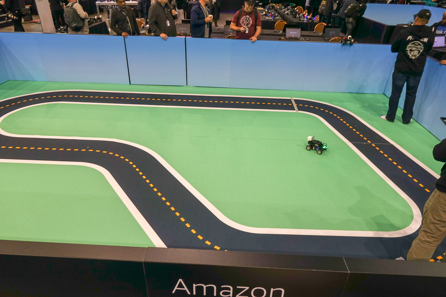 アマゾンAWSのAIロボットカー「DeepRacer」の衝撃 —— 強化学習でも