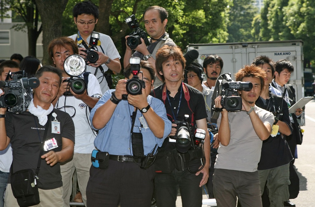 2006年9月、東京地裁でライブドア元社長の堀江貴文氏の到着を待つ報道陣。