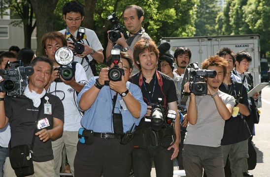 2006年9月、東京地裁でライブドア元社長の堀江貴文氏の到着を待つ報道陣。