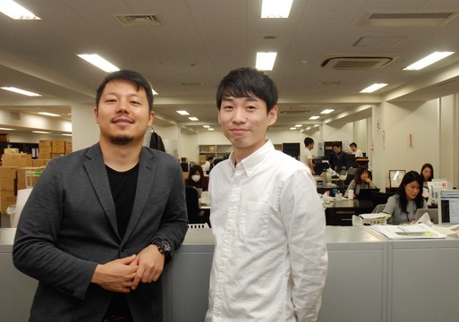 トリプル・ダブリュー・ジャパンに「レンタル移籍」中の経産省の伊藤さん(右)と、中西敦士代表取締役。