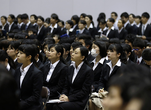就活フェアで説明を聞く就活生たち