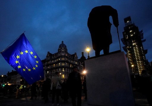 英議会のそばにある元首相・ウィンストン・チャーチルの像とEU旗。