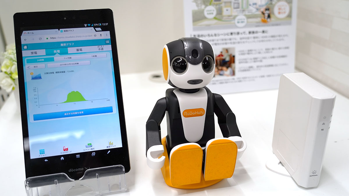 シャープの新型ロボホン「2020年度末までに3万台」、家族・法人向けに