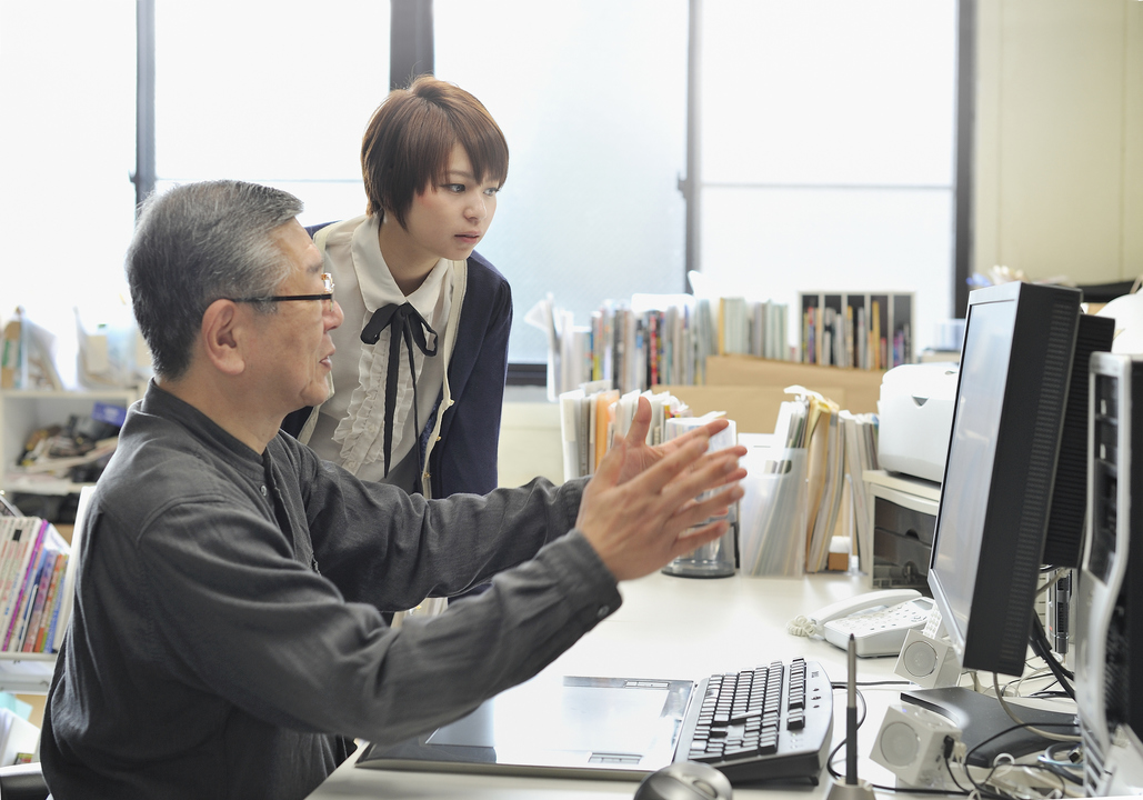 働くシニアと女性。