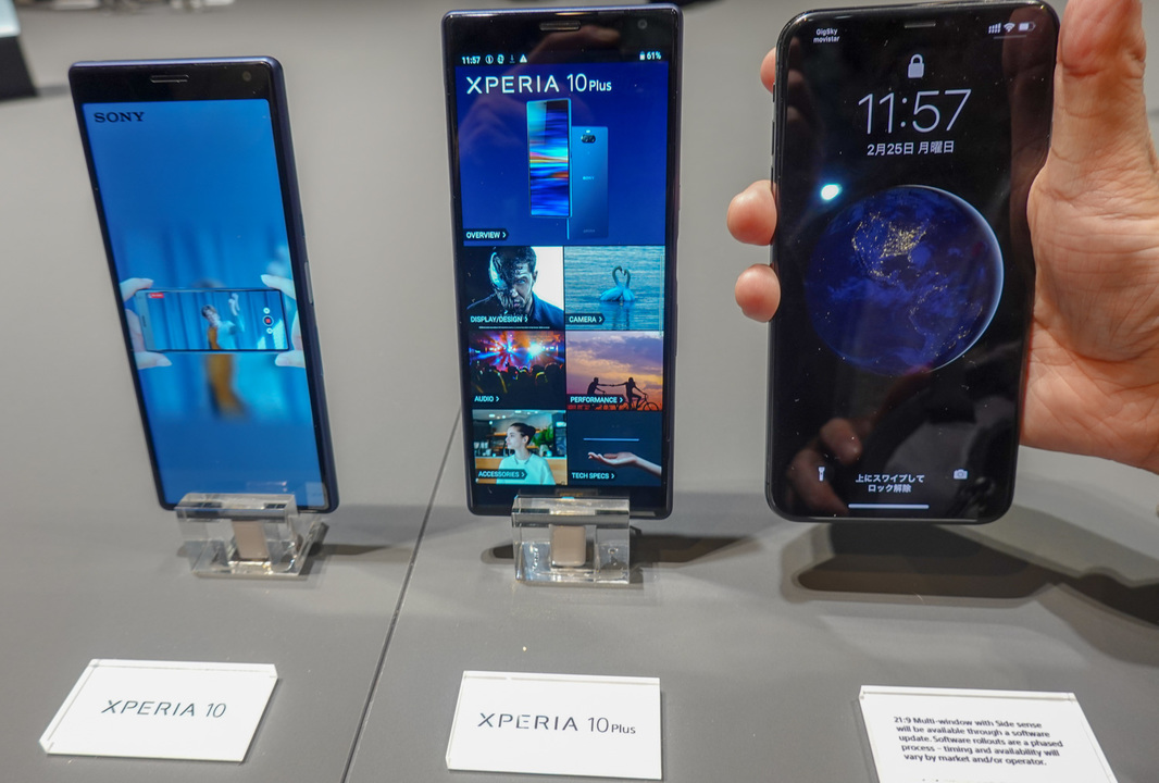 左がXperia 10、中央がXperia 10 Plus。右端のiPhone XS Maxに比べると細身で縦長に仕上がっている。