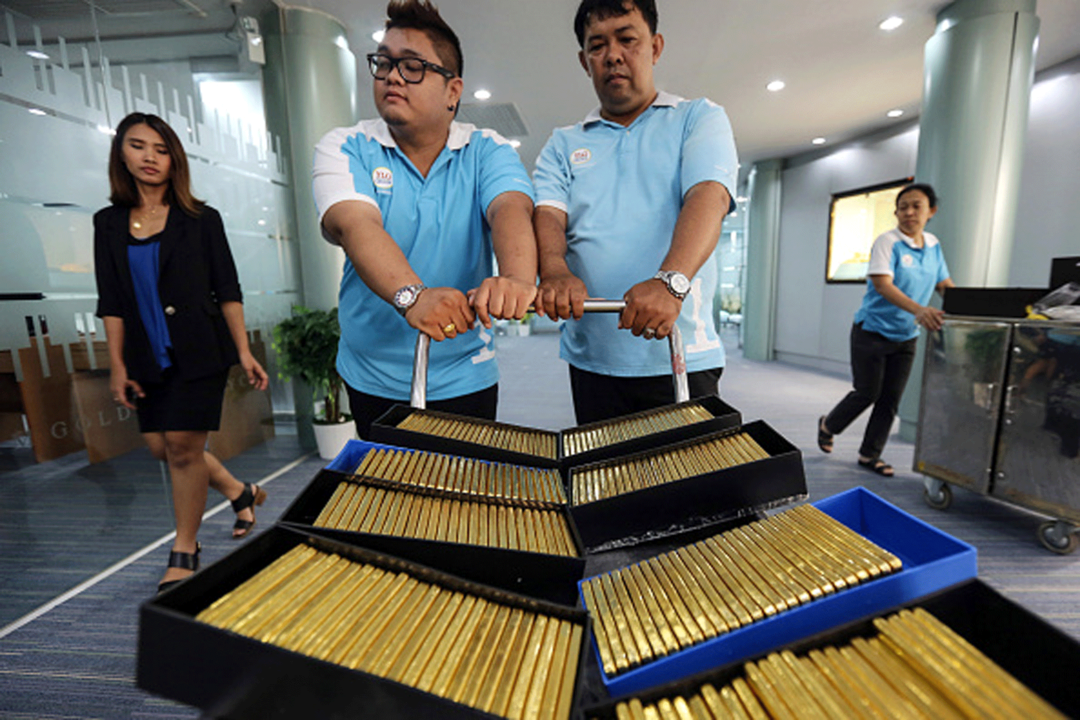 運ばれる金の延べ棒