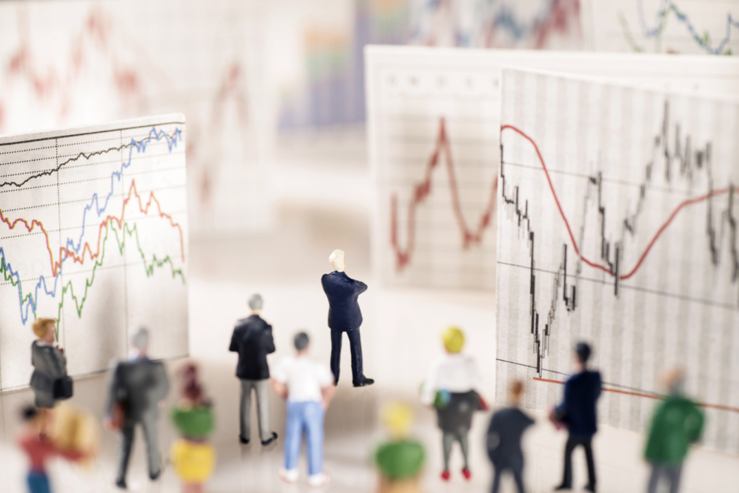 株価チャートを見る人たち。
