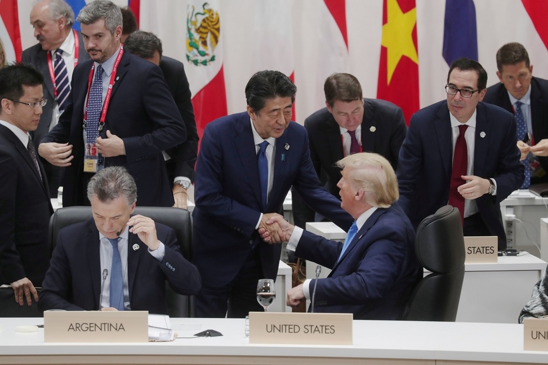 G20大阪サミットのクロージング・セッションで握手する安倍晋三首相とアメリカのトランプ大統領。