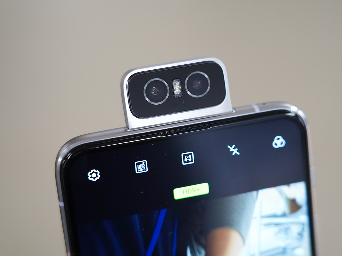 動くカメラスマホ”がついに国内上陸 ── ASUS「ZenFone 6」の実力を