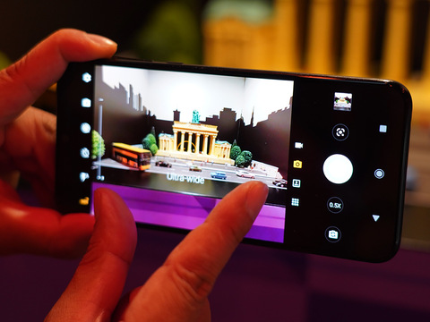 新型iphone対抗 5万円未満の4眼カメラスマホ モトローラ One Zoom を触ってみた Ifa19 Business Insider Japan