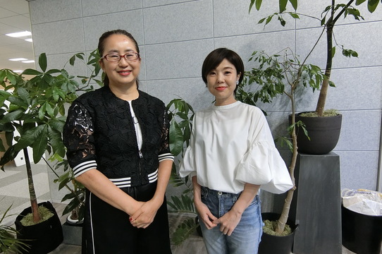 ファッション・クリエイティブ・ディレクターの軍地彩弓氏(左)とワールドの森岡聡子グループコミュニケーション推進室室長(右)。