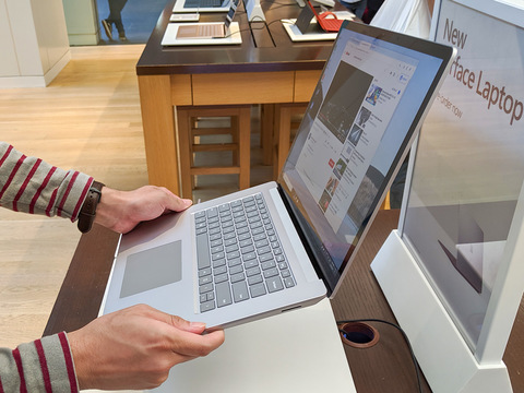 Surface Laptop 3を持ち上げてみた
