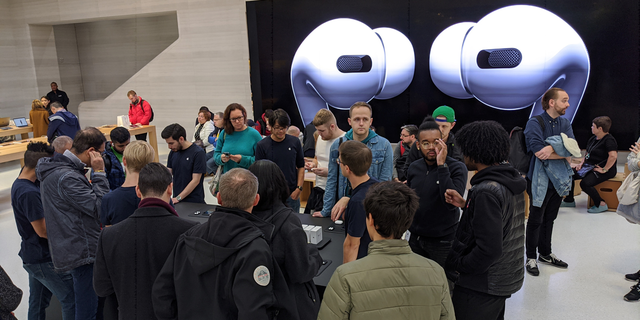 イヤホンを買うための行列を見たのは初めてだ Airpods Proが世界中で人気 Business Insider Japan