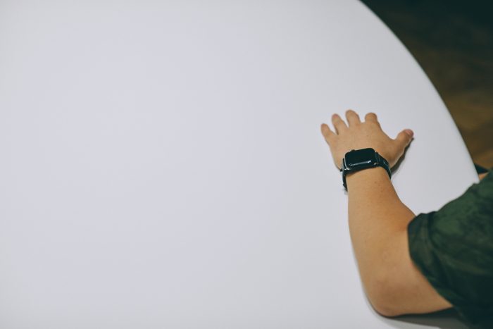 テーブルに手を置く金山さん