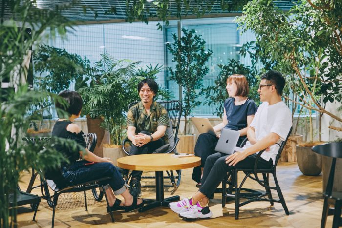 談笑する金山さん