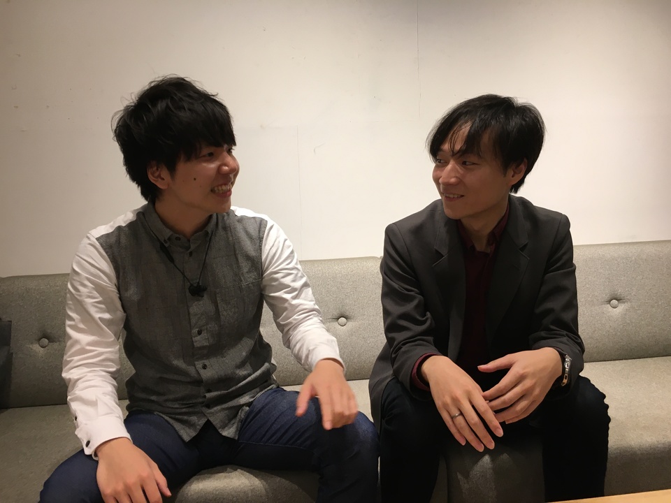 小川凛一さん（写真左）と、こども六法著者の山﨑聡一郎さん（写真右）。