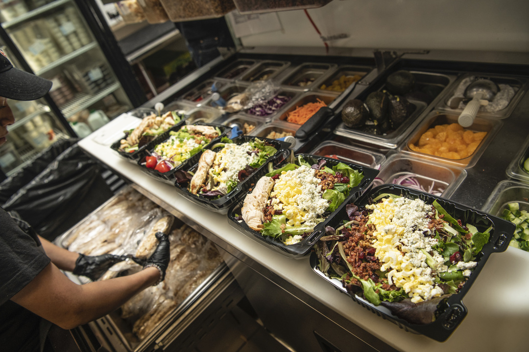 その店舗はレストランスタイルの食事を準備して提供する。｢アメリカ人が作りたての食事にアクセスする方法を変える｣とクローガーはニュースリリースで述べた