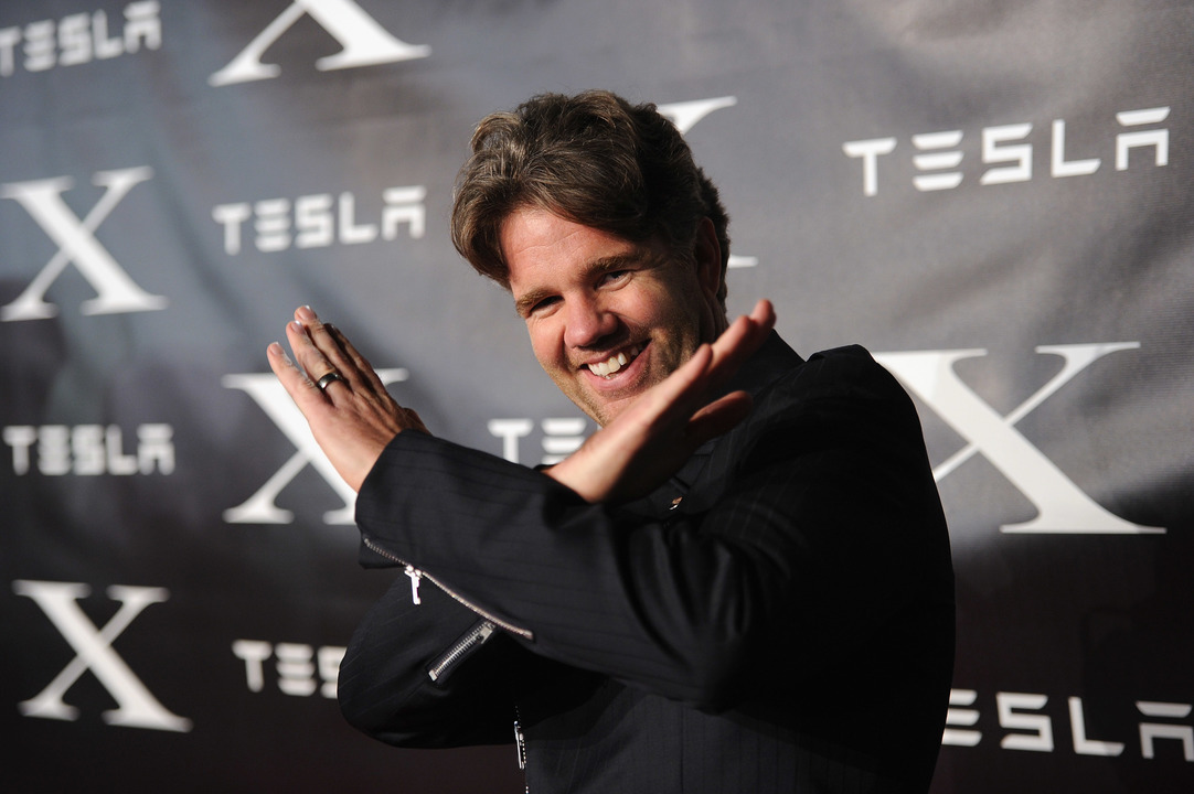 サイバートラックの作者はフランツ・フォン・ホルツハウゼン（Franz von Holzhausen）。テスラのデザイン・チーフで、2012年のモデルS以来、同社の車を開発してきた（CEOの意見を少し聞きながら）