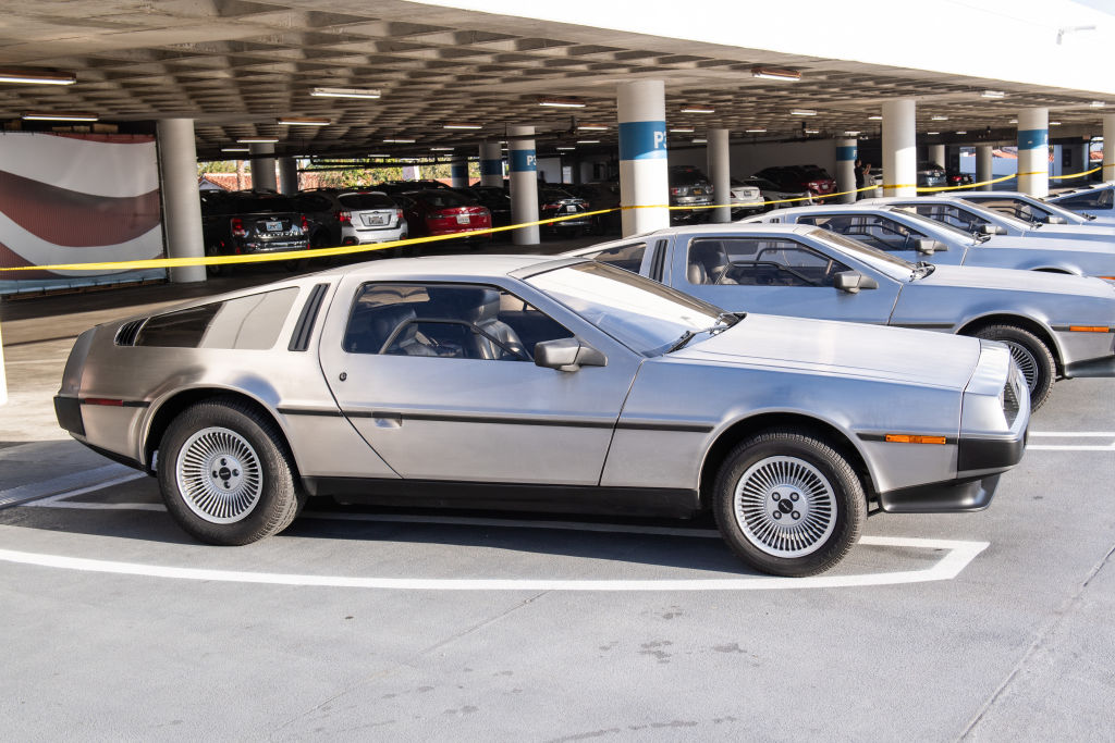 麻薬取引の疑惑でジョン・デロリアンの名声が地に落ち、財政が不安定になってデロリアン社が倒産するまでに製造されたDMCデロリアンは1万台に満たなかった