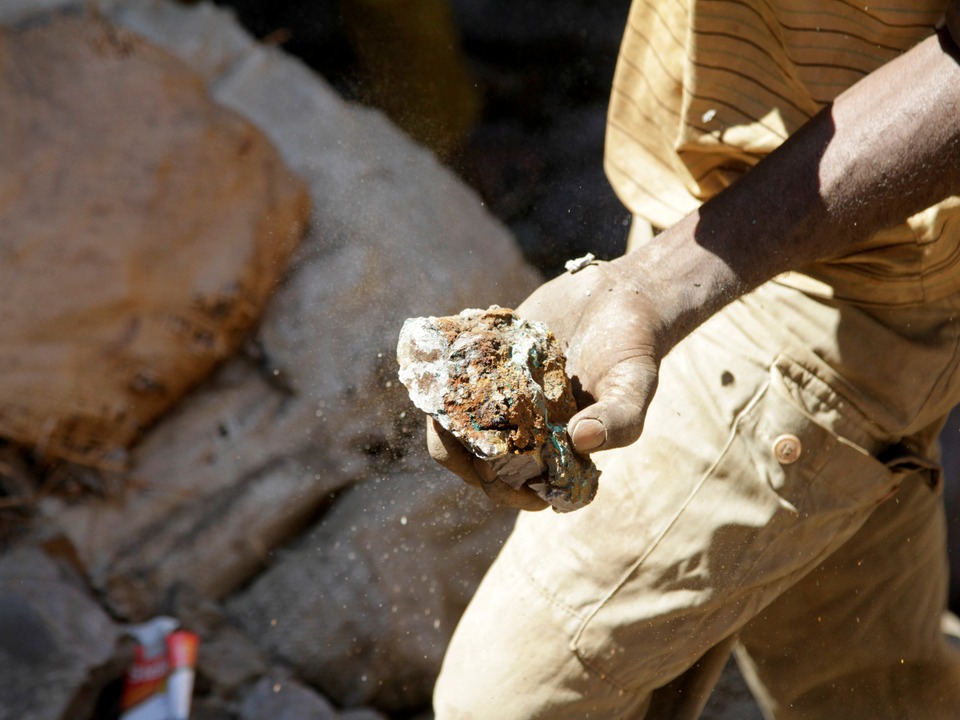 コンゴ民主共和国コルウェジで採掘された鉱石。