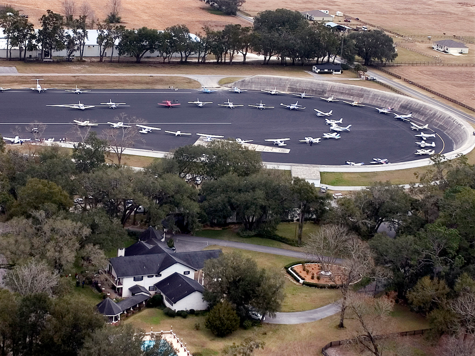 ジャンボエアの駐機場。