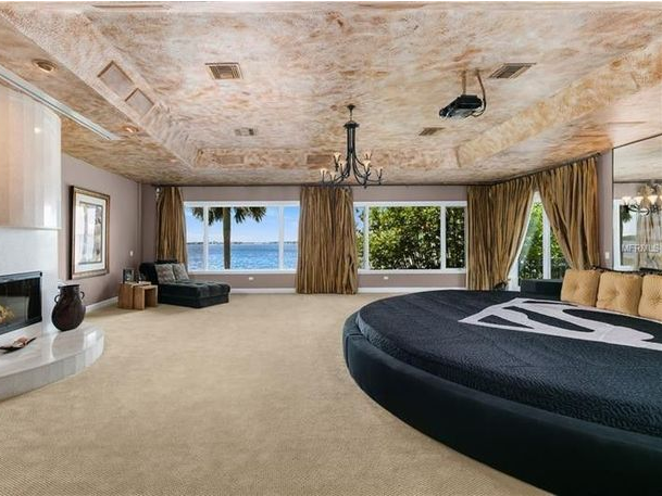 シャキール・オニール邸の主寝室。