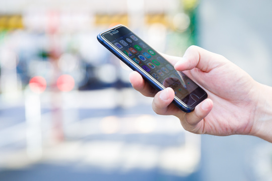 スマホを持つ手