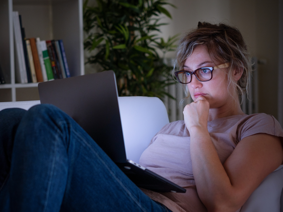 PCを見つめる女性