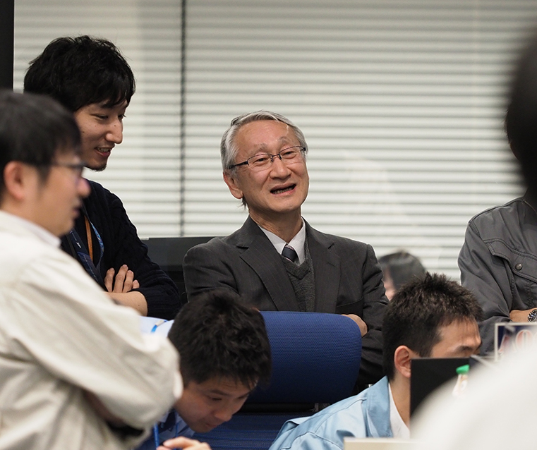タッチダウンを見守る川口教授