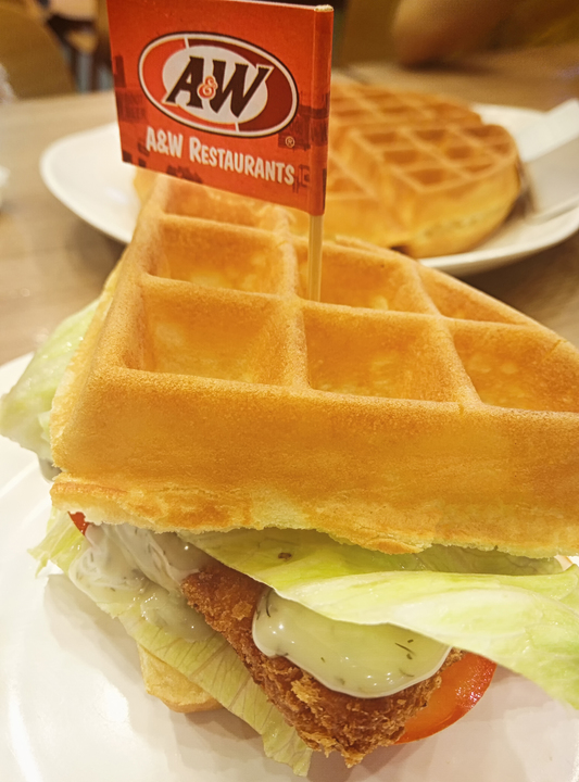 フィッシュフライのワッフルサンド