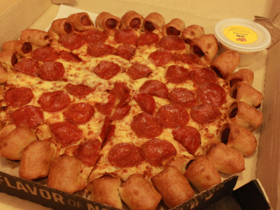 そして、ピザハットには他にも何かがぜいたくに敷き詰められたホットドッグを敷き詰めたピザ