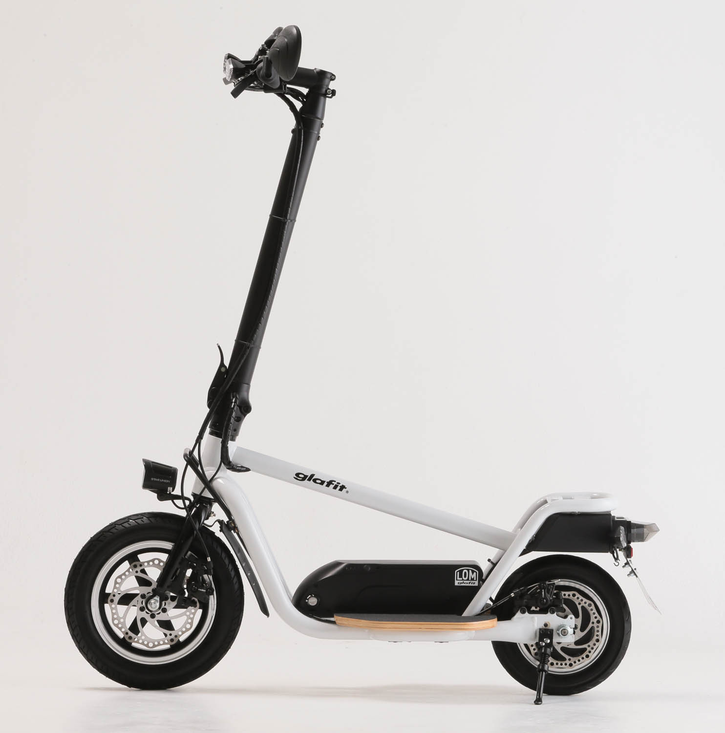 日本ベンチャーの“立ち乗り”電動バイク「X-Scooter LOM」がCES2020